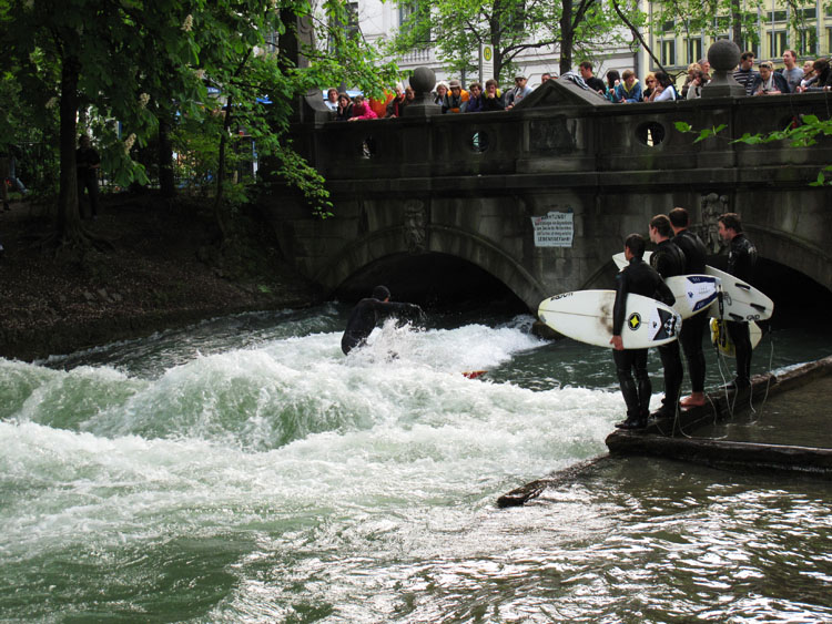 File Surfers Eisbach Englischer Garden Jpg Wikienfk5