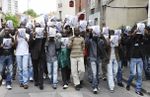 127718 des-personnes-participent-a-une-marche-silencieuse-le-12-juin-2011-a-montreuil-pres-de-paris.jpg