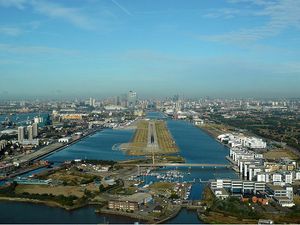 800px-London City Airport Zwart.jpg