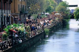 People on the Naviglio enjoying an Aperitivo [12]