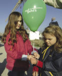 Children with ballon. It says "Let's go to Gleisdreieck Park"