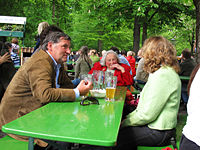 Munich-englischer-garten-beer-family-picnic.jpg