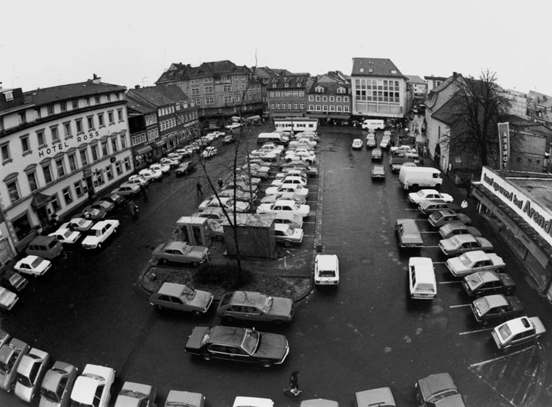 File:Peter Georg-Wichtermann-Square Before Renovation.jpg